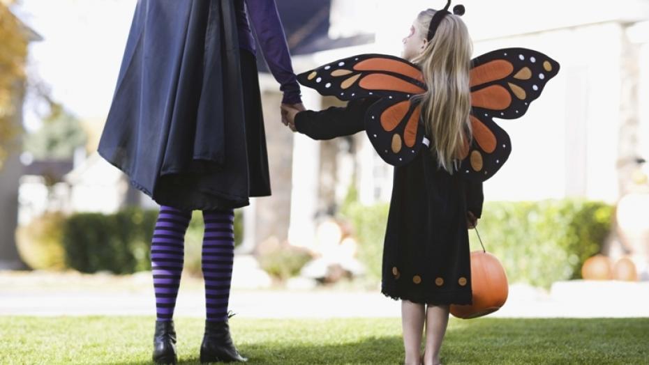 89793505 Girl With Mother On Halloween 89793505 Girl With Mother On Halloween