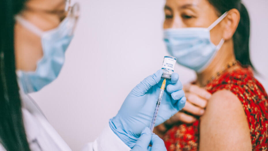 Doctor Drawing COVID vaccine to give to patient 2021 11 01 171421 qtps Doctor Drawing COVID vaccine to give to patient 2021 11 01 171421 qtps