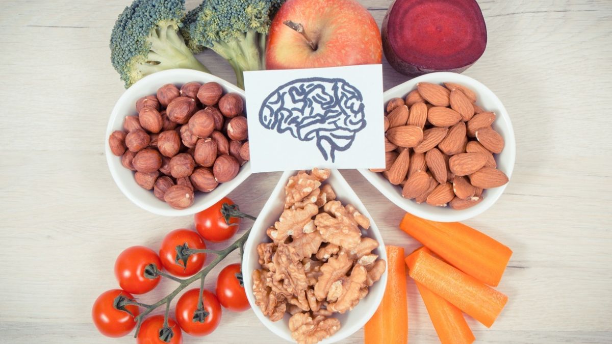 Drawing of brain surrounded by healthy food for good memory