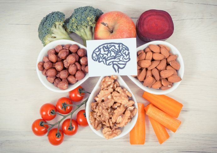 Drawing of brain surrounded by healthy food for good memory