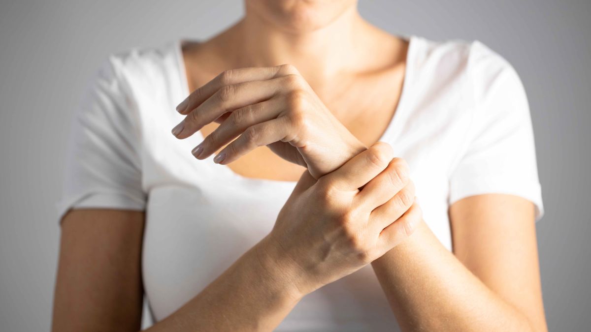 Woman with de Quervains tenosynovitis holding wrist