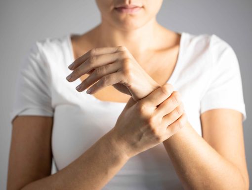 Woman with de Quervains tenosynovitis holding wrist