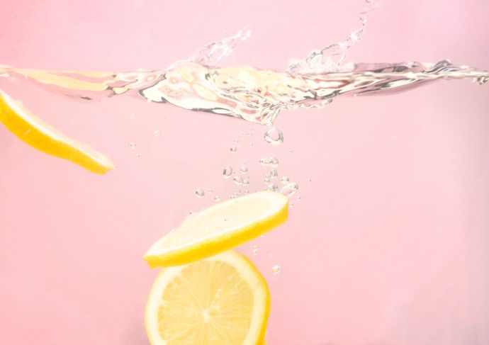 Lemons splashing in water