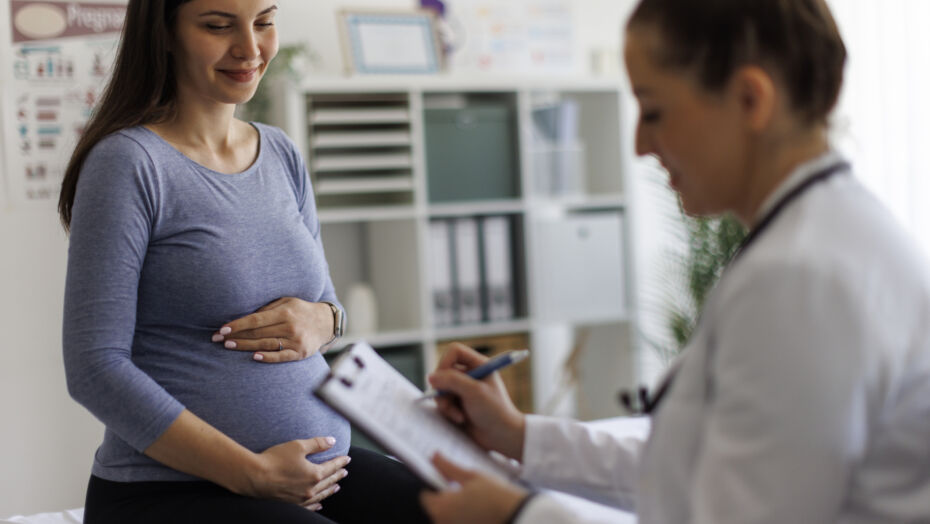 Pregnant woman talking to female obgyn