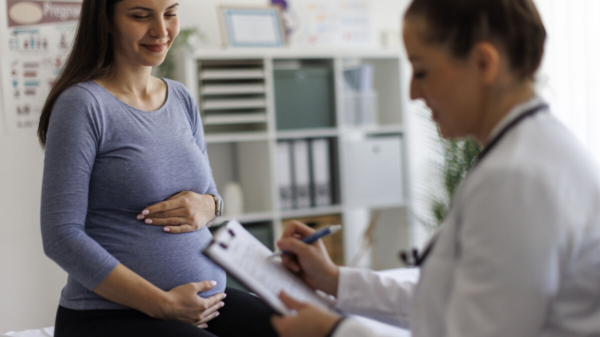 Pregnant woman talking to female obgyn