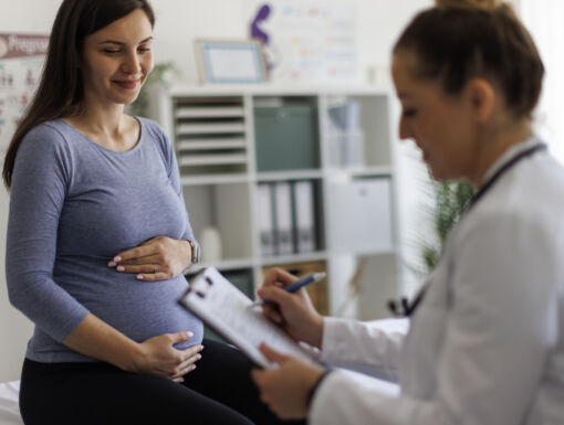 Pregnant woman talking to female obgyn