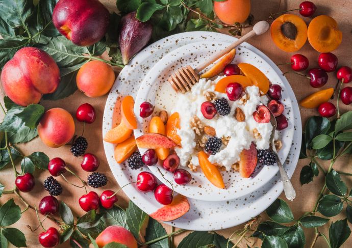 Cottage cheese with fruit and honey