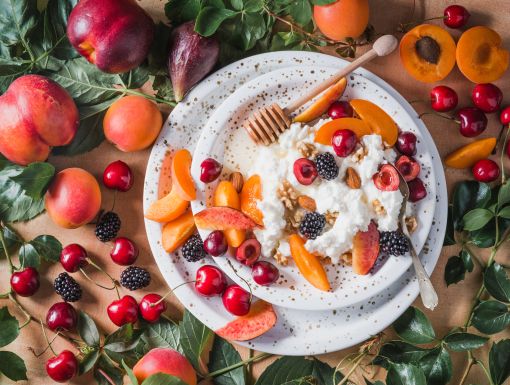 Cottage cheese with fruit and honey
