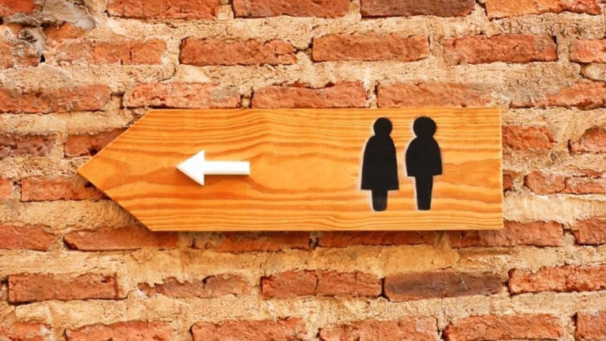 Sign pointing to the bathroom