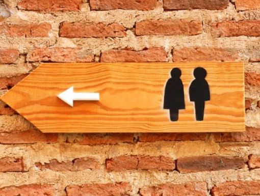 Sign pointing to the bathroom