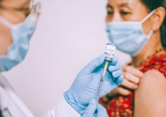 Doctor Drawing COVID vaccine to give to patient 2021 11 01 171421 qtps 2022 04 01 164455 zwhd 2