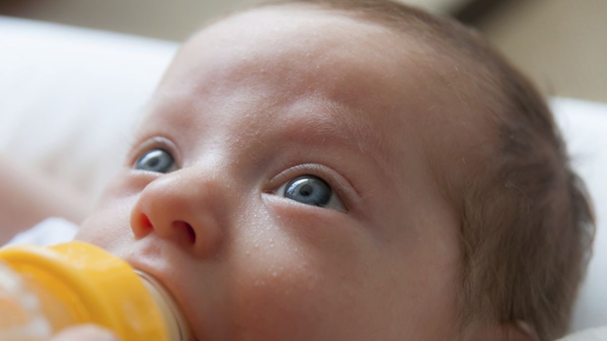 Thinkstockphotos 187349288 Newborn Baby Drinking Milk