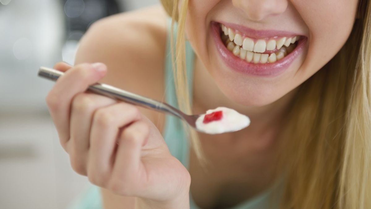 Thinkstockphotos 186912401 Girl Eating Yogurt