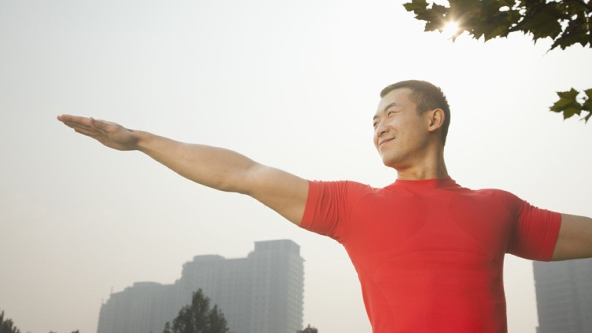 Thinkstockphotos 184565078 Muscular Man Stretching In Park