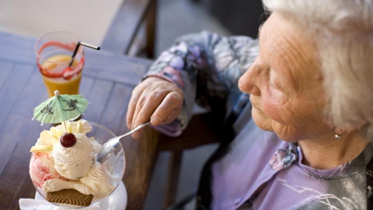 Thinkstockphotos 117781423 Grandmother Ice Cream