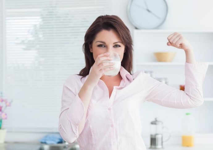 Thinkstockphotos 160941641 Woman Drinking Milk