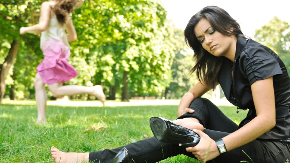 Thinkstockphotos 153716850 Woman With Heel Pain