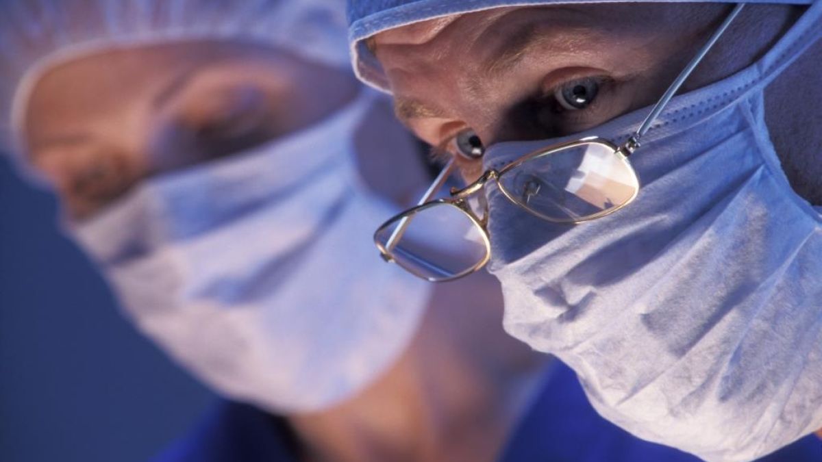 surgeon doing robotic surgery