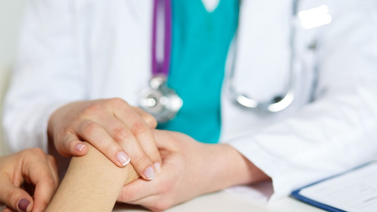 Thinkstockphotos 478695774 Doctor Supporting Patient