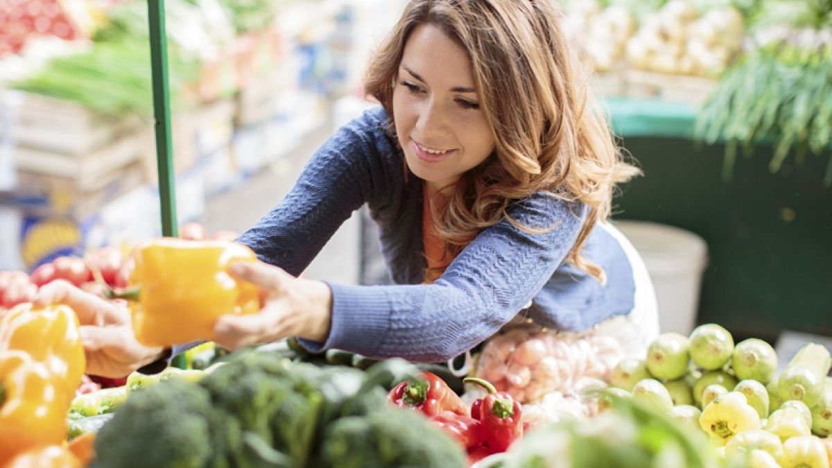 Thinkstockphotos 483454525 Woman In Produce Aisle