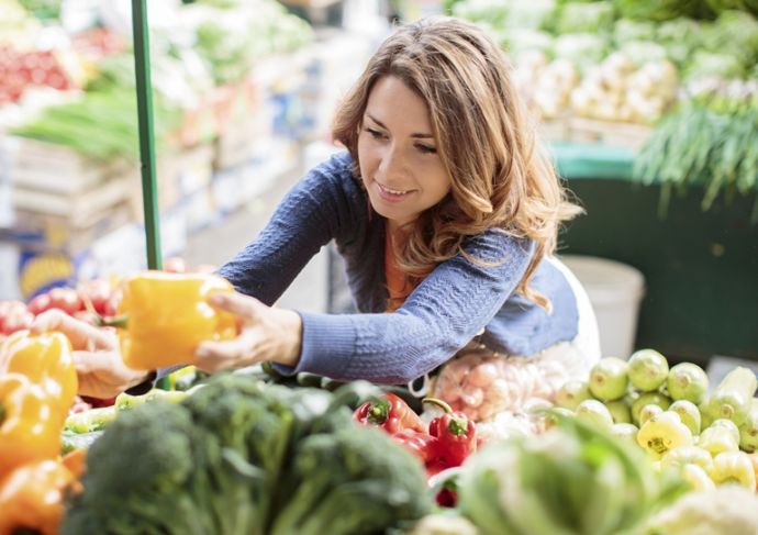 Thinkstockphotos 483454525 Woman In Produce Aisle