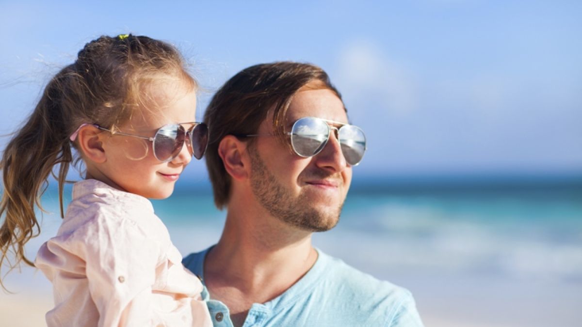 Thinkstockphotos 467381891 Father And Daughter At Beach