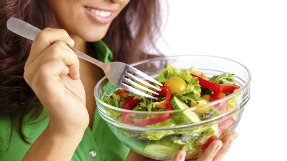 Thinkstockphotos 467710207 Woman Eating Salad