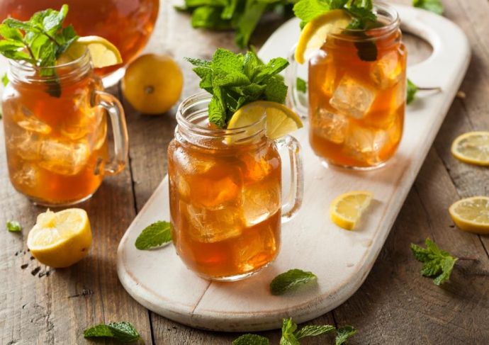 Mason Jars Filled With Iced Tea and Lemon Slices
