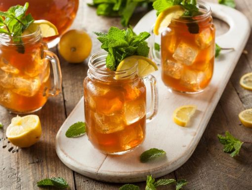 Mason Jars Filled With Iced Tea and Lemon Slices