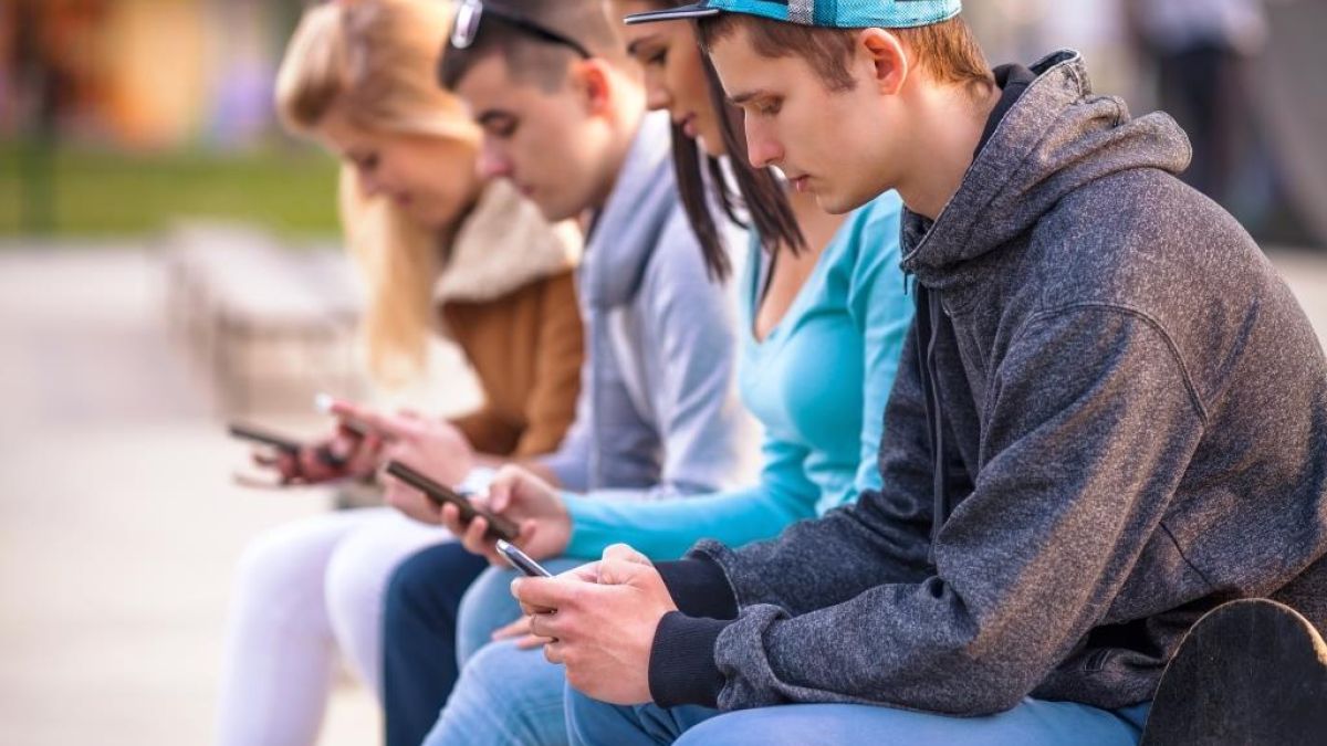 Thinkstockphotos 471419234 Teens On Phones