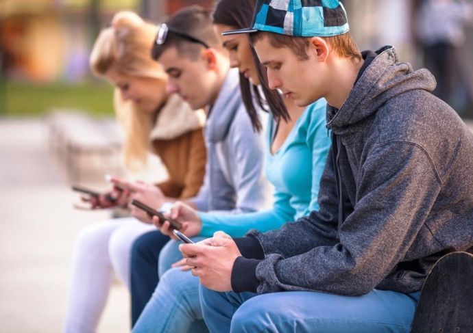 Thinkstockphotos 471419234 Teens On Phones