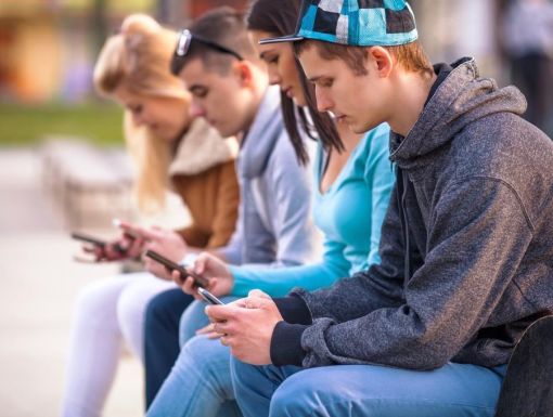 Thinkstockphotos 471419234 Teens On Phones