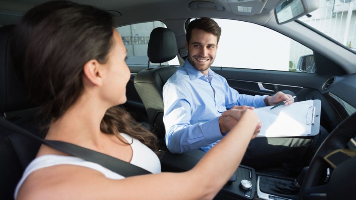 Thinkstockphotos 468800620 Woman Getting Driving Lesson