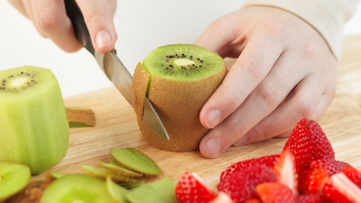 Thinkstockphotos 79711750 Removing The Skin Of A Kiwi Fruit