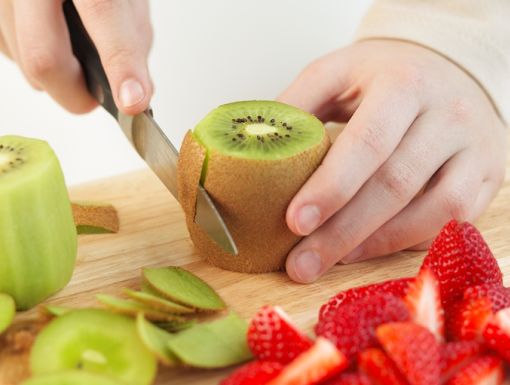Thinkstockphotos 79711750 Removing The Skin Of A Kiwi Fruit