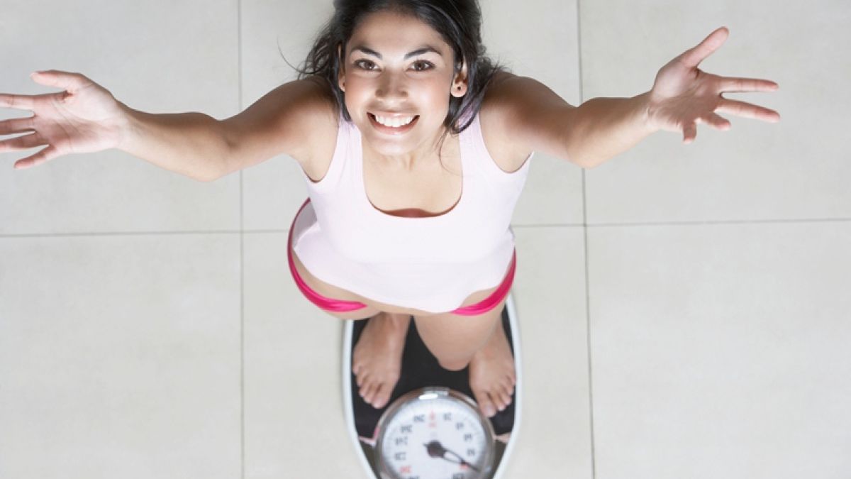 Thinkstockphotos 78618313 Woman Weighing Herself