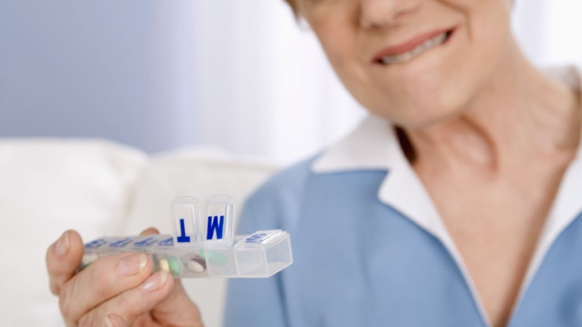 Thinkstockphotos 80616890 Woman With Pill Dispenser