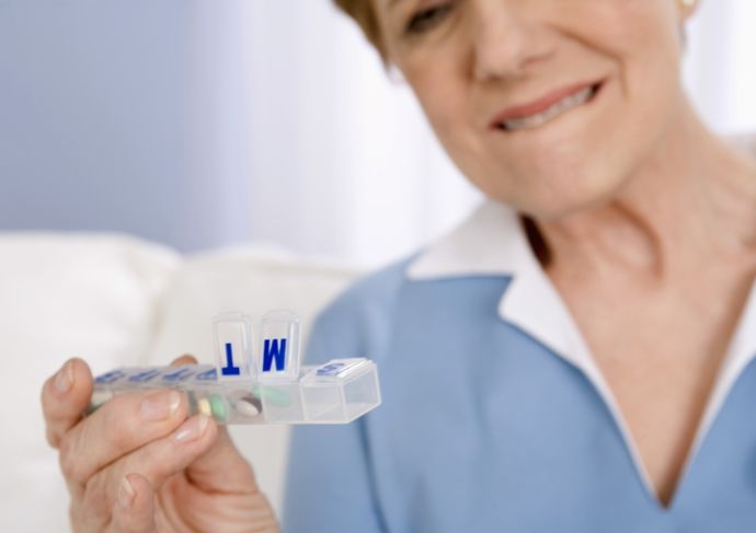 Thinkstockphotos 80616890 Woman With Pill Dispenser