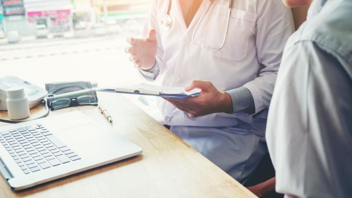 Thinkstockphotos 842459856 Dr With Patient