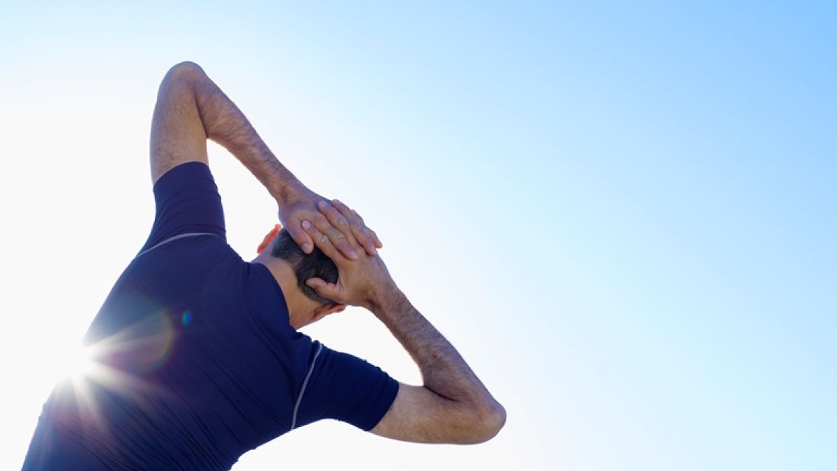 Thinkstockphotos 82090255 Man Outdoors Stretching