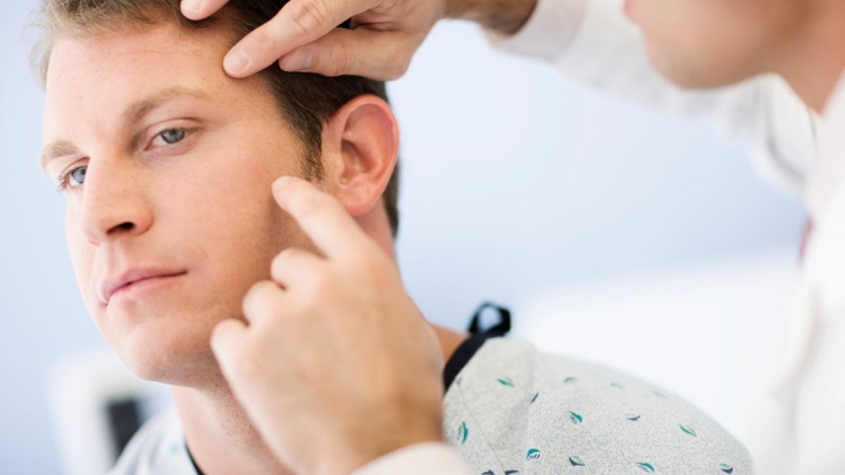 Thinkstockphotos 83405689 Doctor Examining Man