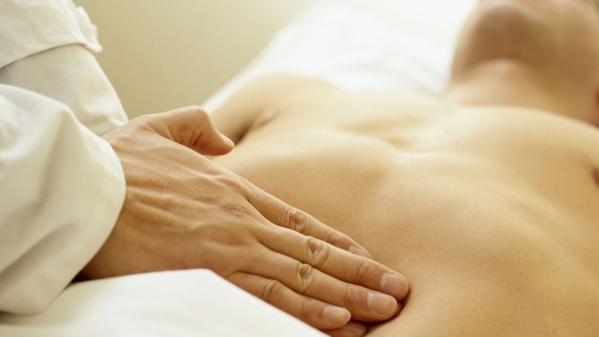 Thinkstockphotos Aa023148 Massage Therapist Palpating The Abdomen