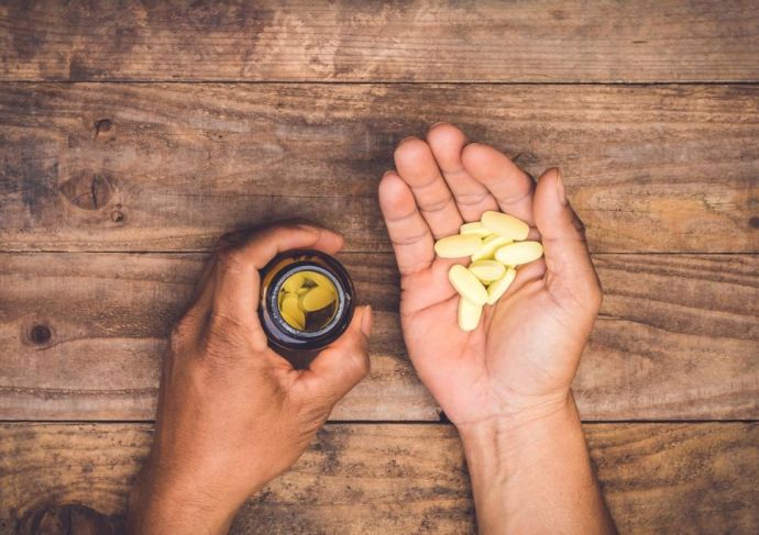 Thinkstockphotos 512489412 Pharmacy Hands
