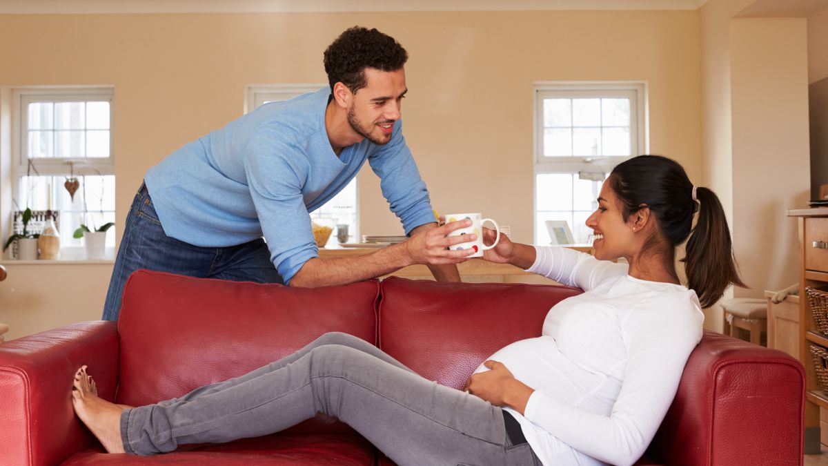 Thinkstockphotos 509624538 Pregnant Woman Couch Scaled
