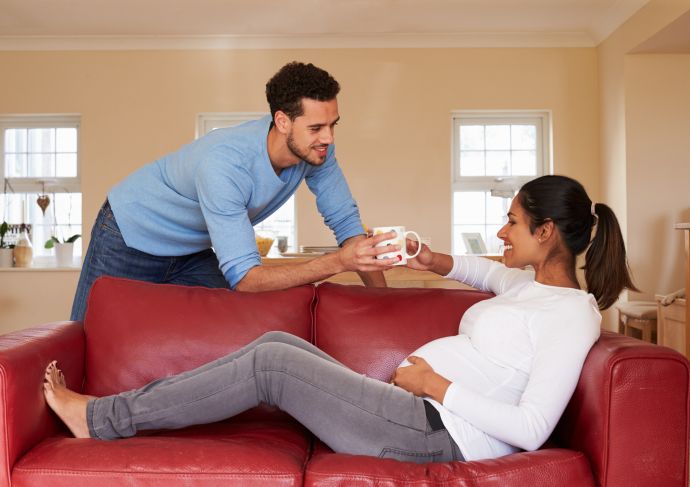 Thinkstockphotos 509624538 Pregnant Woman Couch Scaled