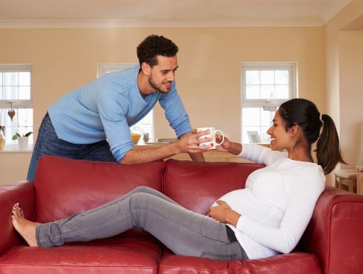 Thinkstockphotos 509624538 Pregnant Woman Couch Scaled