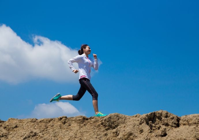 Thinkstockphotos 488357086 Young Woman Running On Mountain