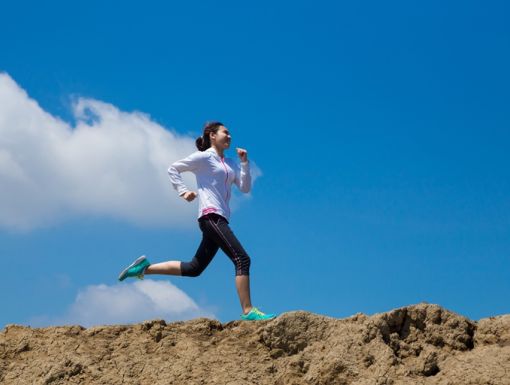 Thinkstockphotos 488357086 Young Woman Running On Mountain