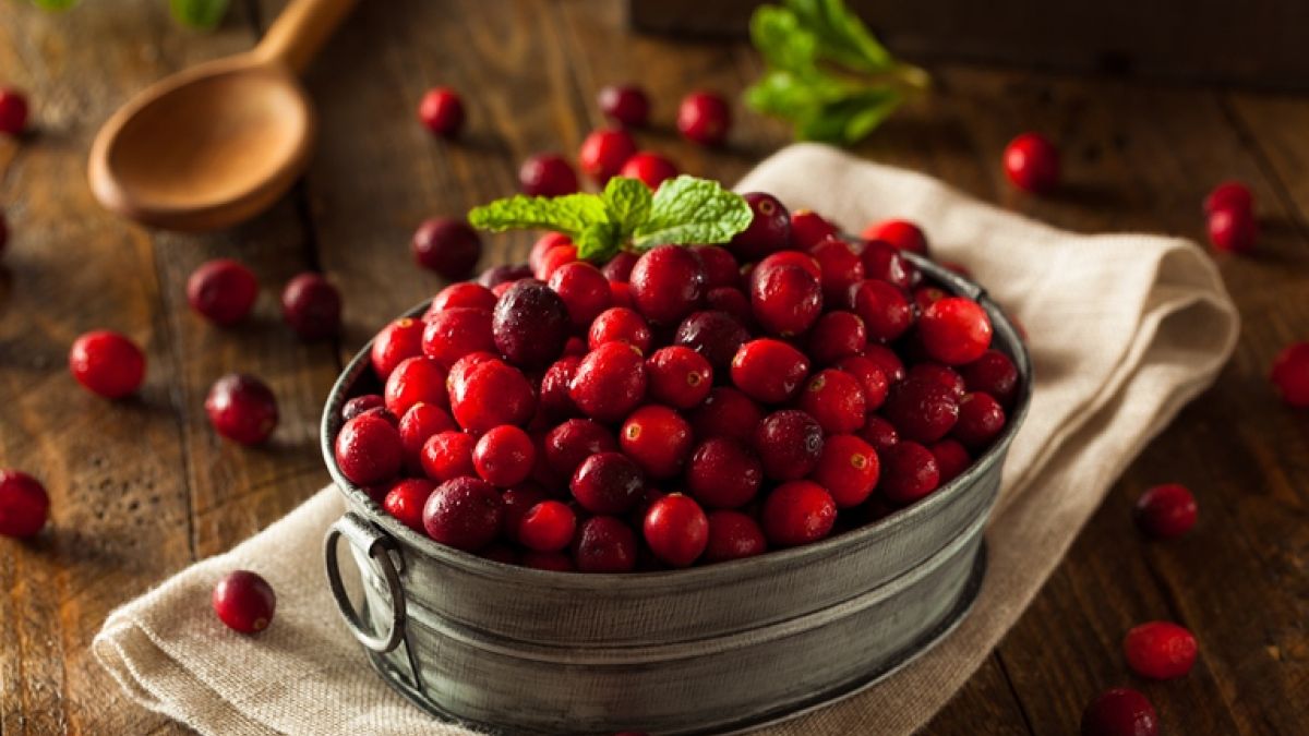 bowl of raw cranberries