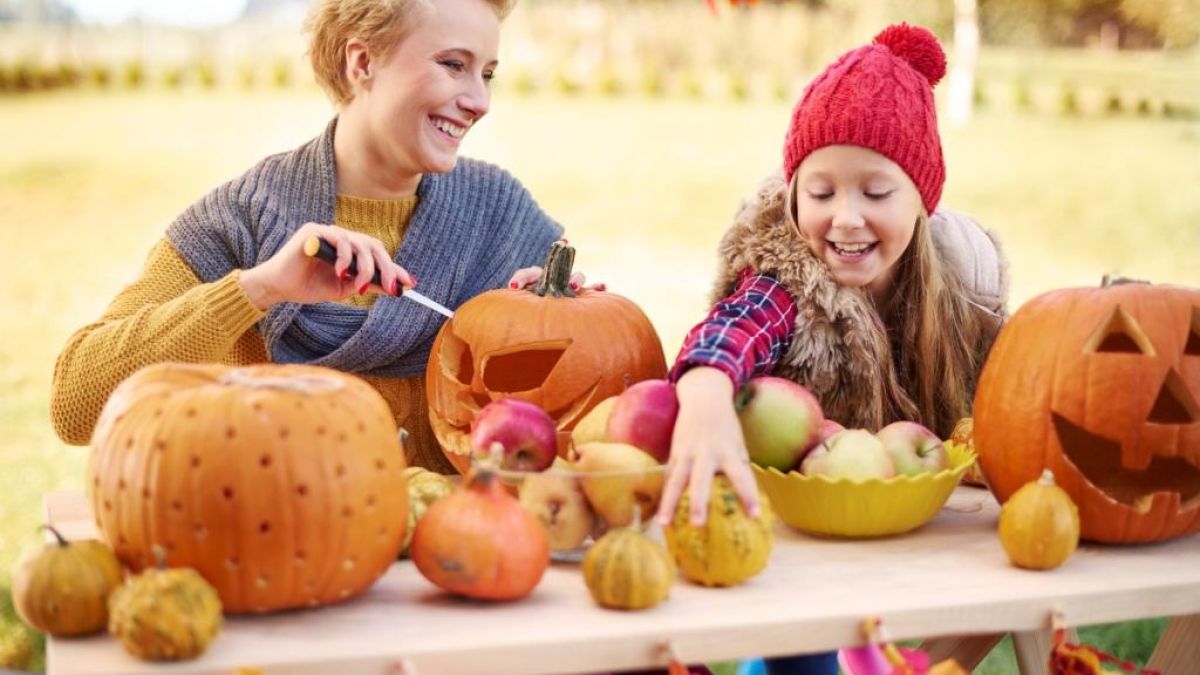 Thinkstockphotos 543581884 Woman And Girl Pumpkins